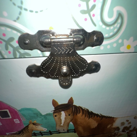 Jewel keeper girl musical storage box. - Picture 9 of 11